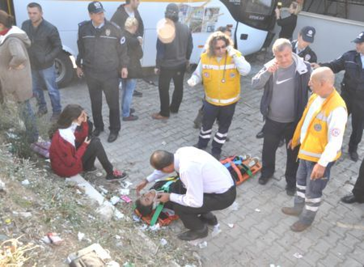 Servis Kazasında 27 Öğrenci Yaralandı