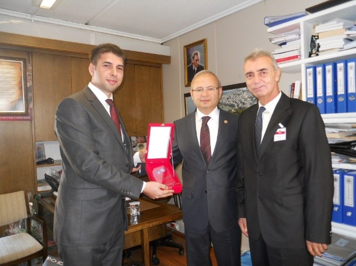 Teknik Öğretmenlerden Milletvekili Candan\'a Teşekkür Plaketi