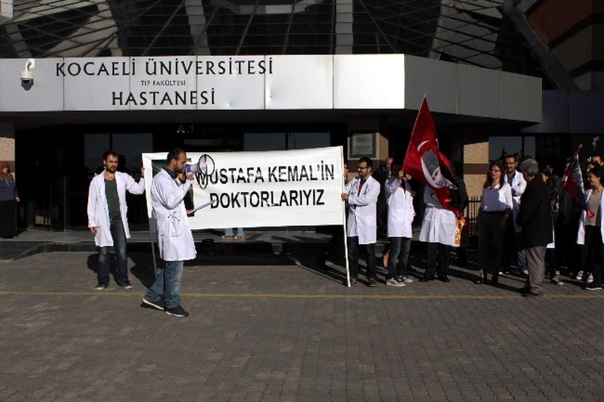Tıp Fakültesi Öğrencileri Andın Kaldırılmasını Protesto Etti