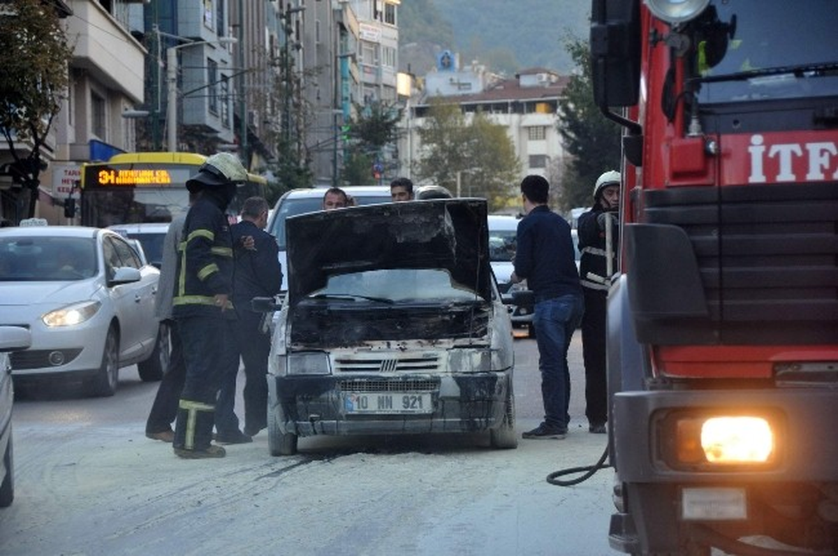 Bursa\'da Trafiğin Ortasında Otomobil Yandı