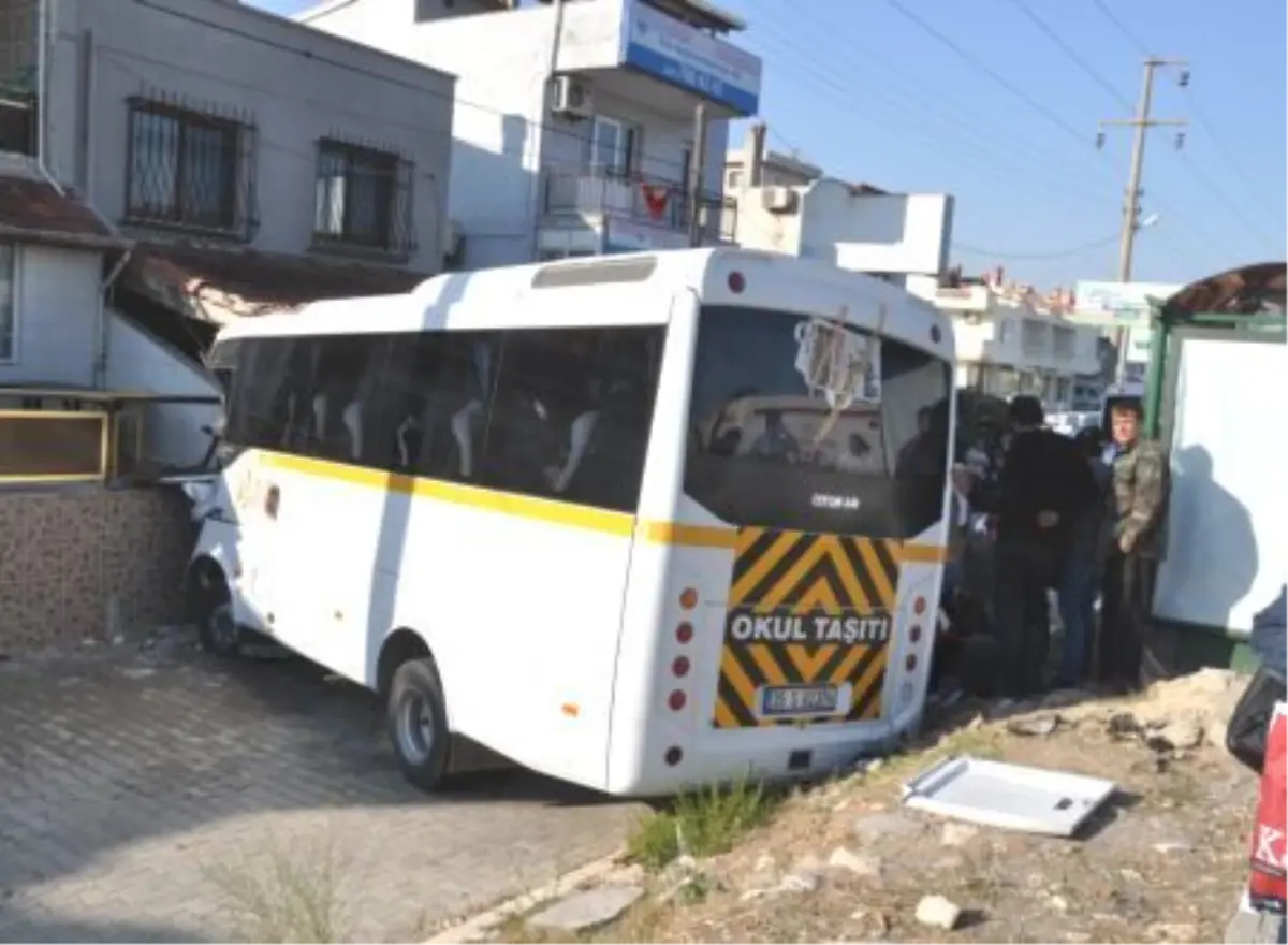 Urla\'da Öğrenci Servisi Kaza Yaptı: 25 Yaralı