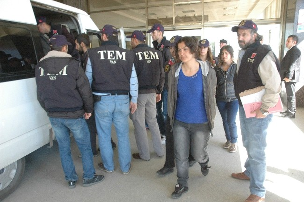 Van\'da Gözaltına Alınan 7 Zanlı Adliyeye Sevk Edildi