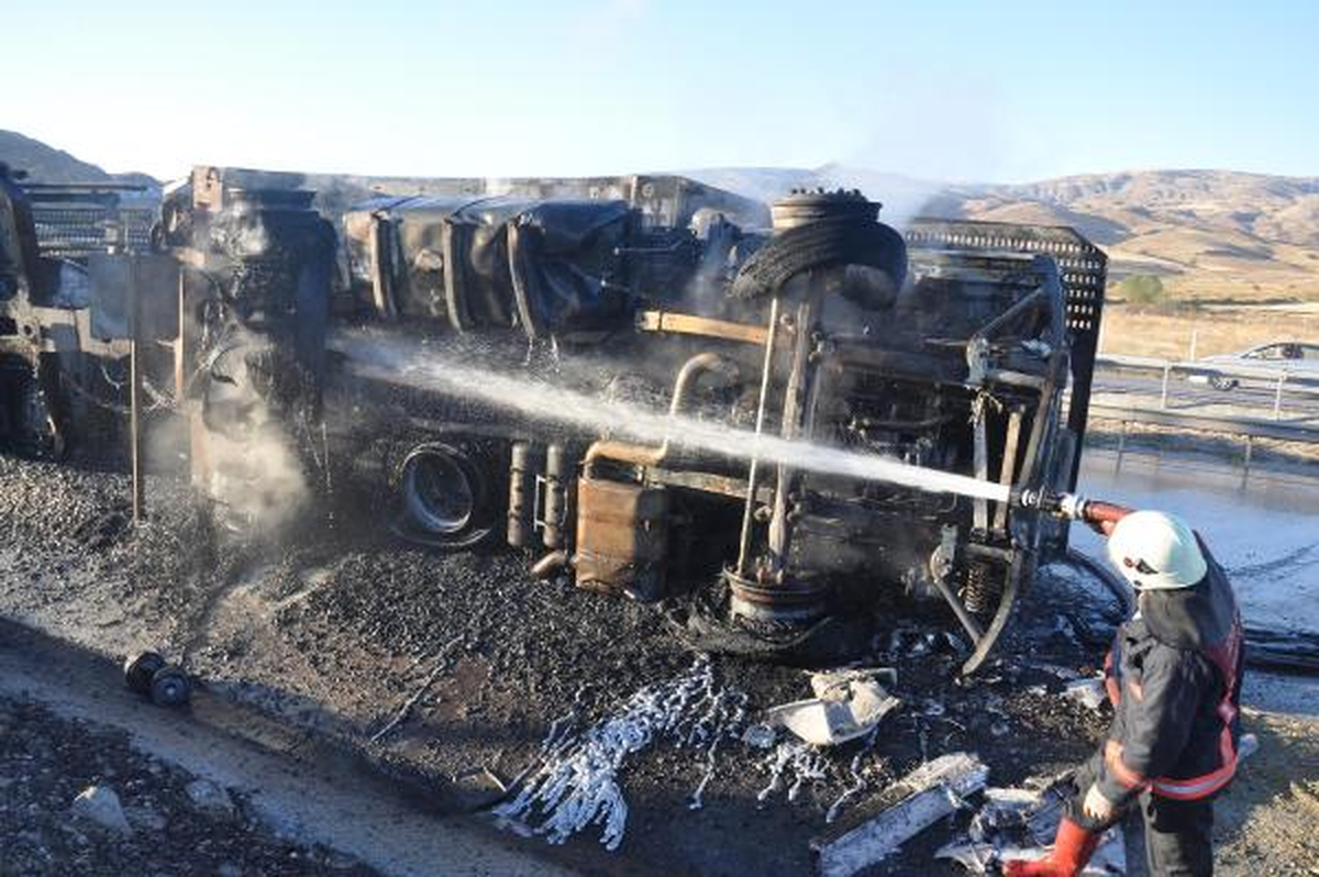 Virajı Alamayan Otomobil Yüklü Tır Devrilip Yandı