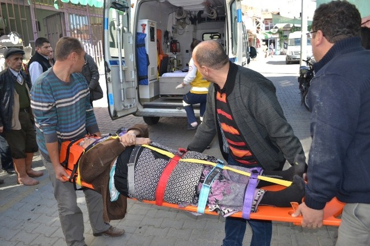 Yıkılan Duvarın Altında Kalan Kadın Yaralandı