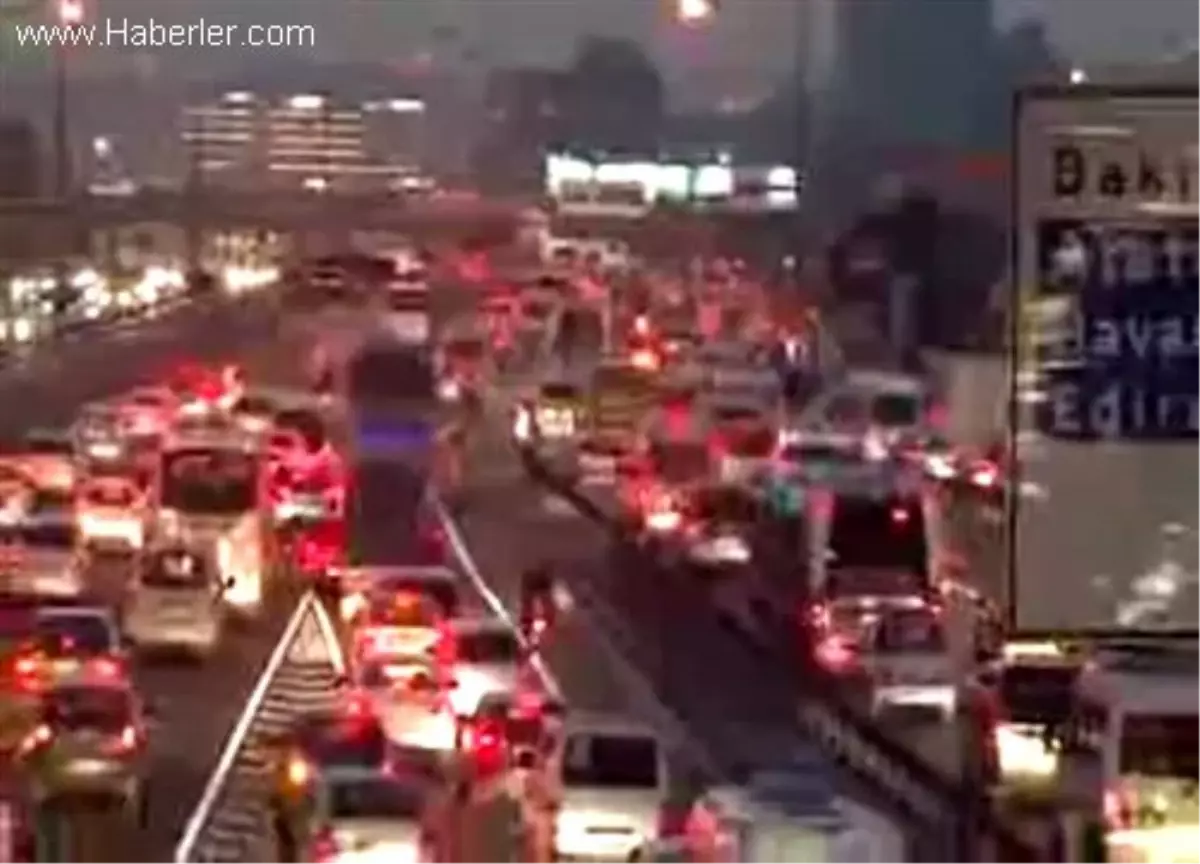 Tatilciler İstanbul Trafiğini Kilitledi