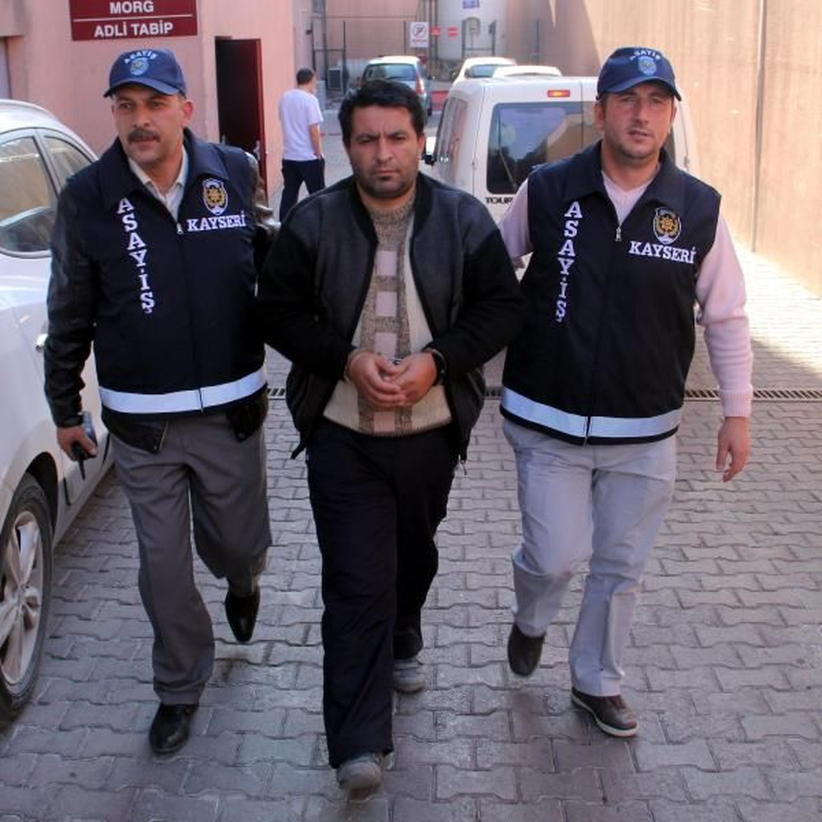 Ablasıyla İlişkisi Olan Evli Kişinin Oğlunu Bacaklarından Vurdu