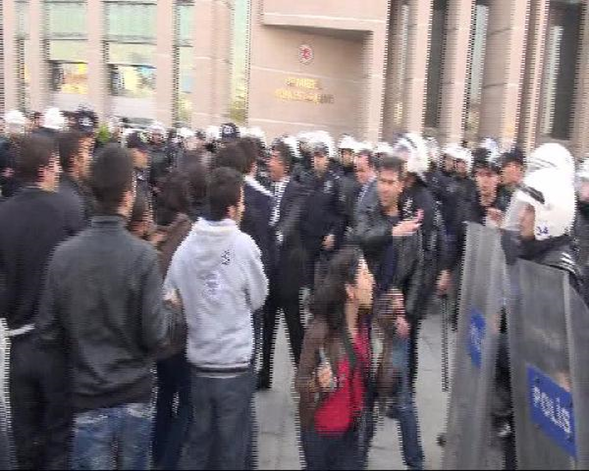 İstanbul Adalet Sarayı\'nın Önünde Protesto