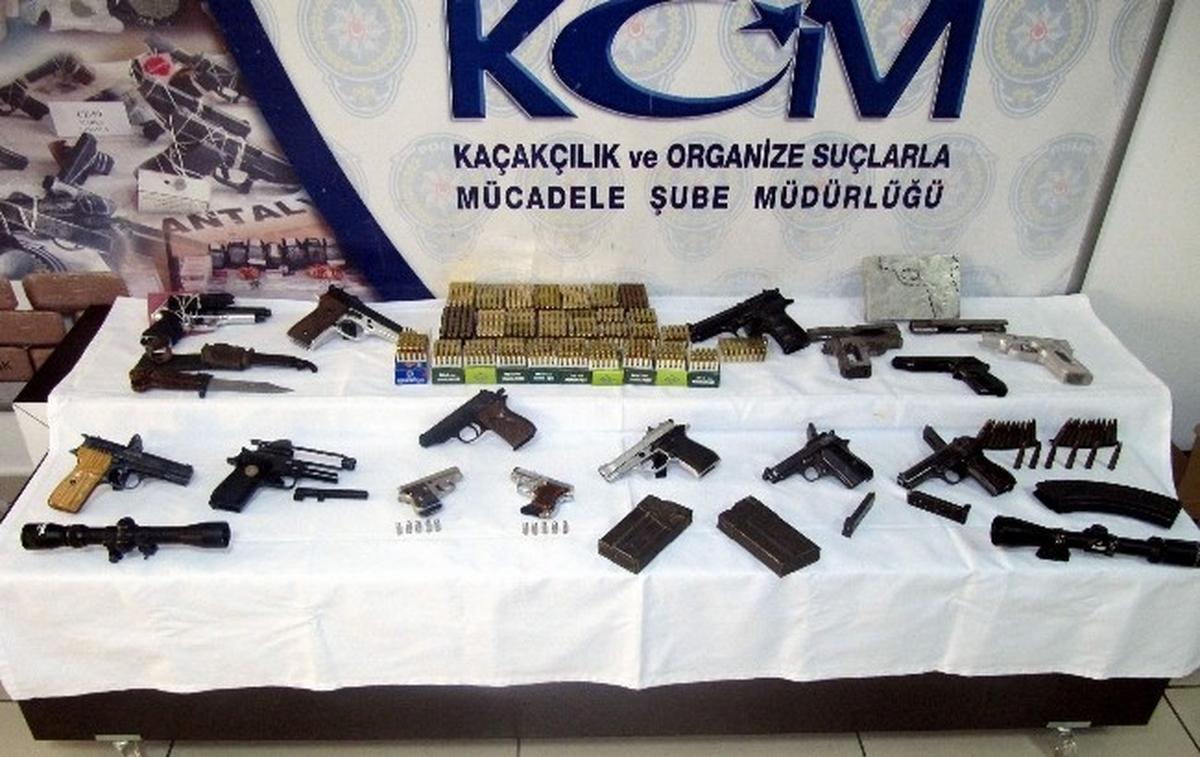 Ahırda Kaçak Yollarla Silah İmalatı