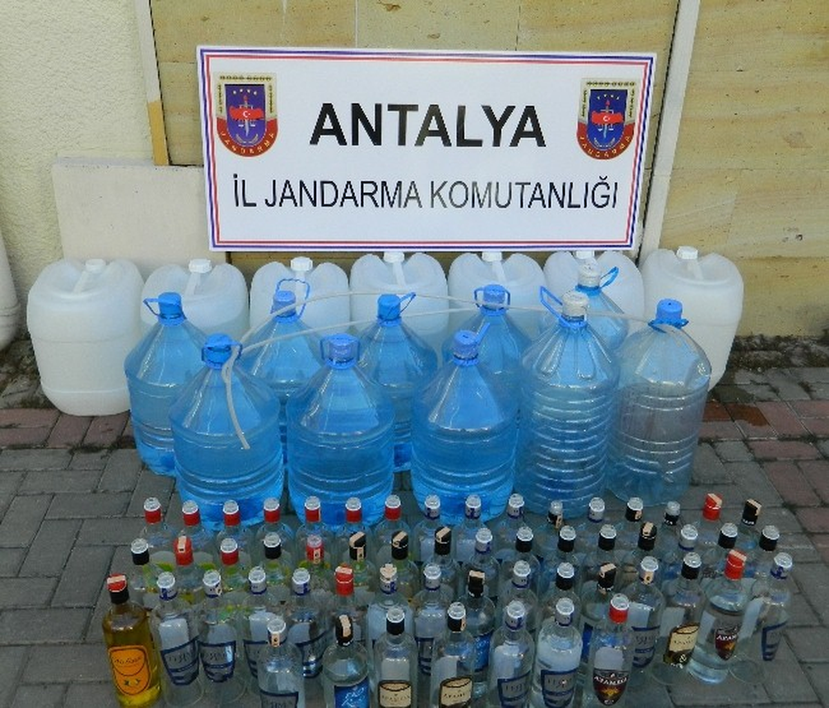 Alanya\'daki İki Otelde Kaçak İçki Operasyonu