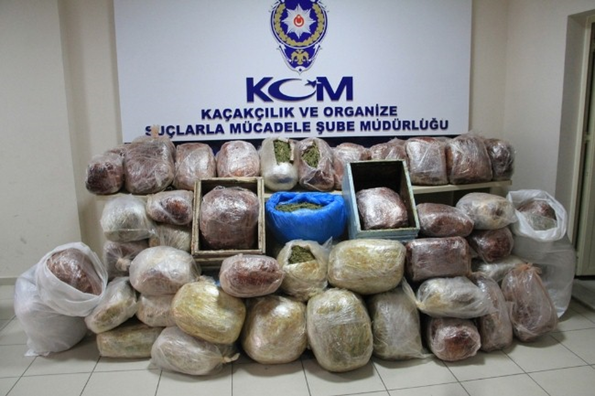 İzmir\'de 236 Kilo Esrar Ele Geçirildi