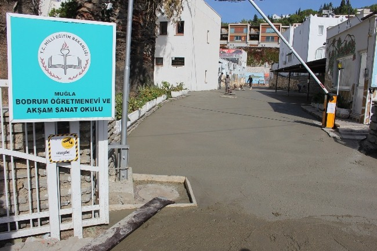 Bahçelerin Zemini Betonla Kaplandı
