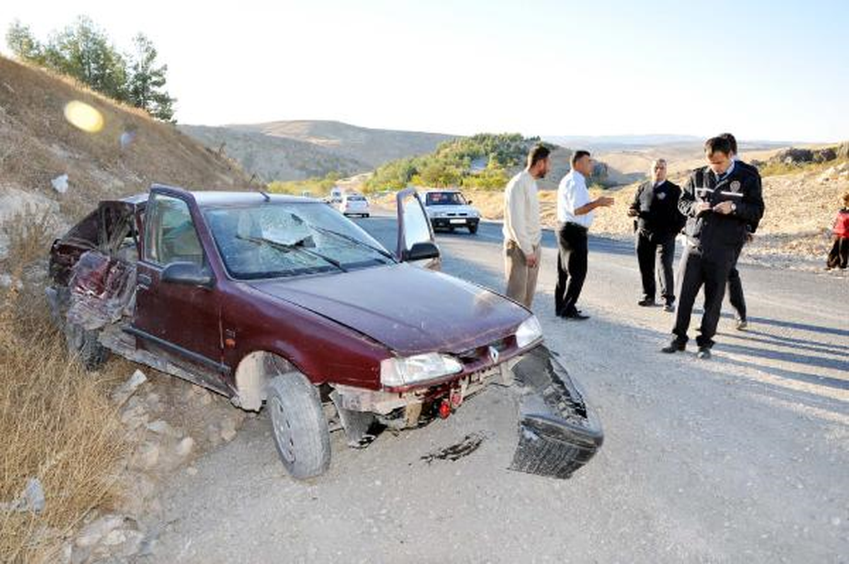 Besni\'de Minibüse Çarpan Otomobil Sürücüsü Yaralandı