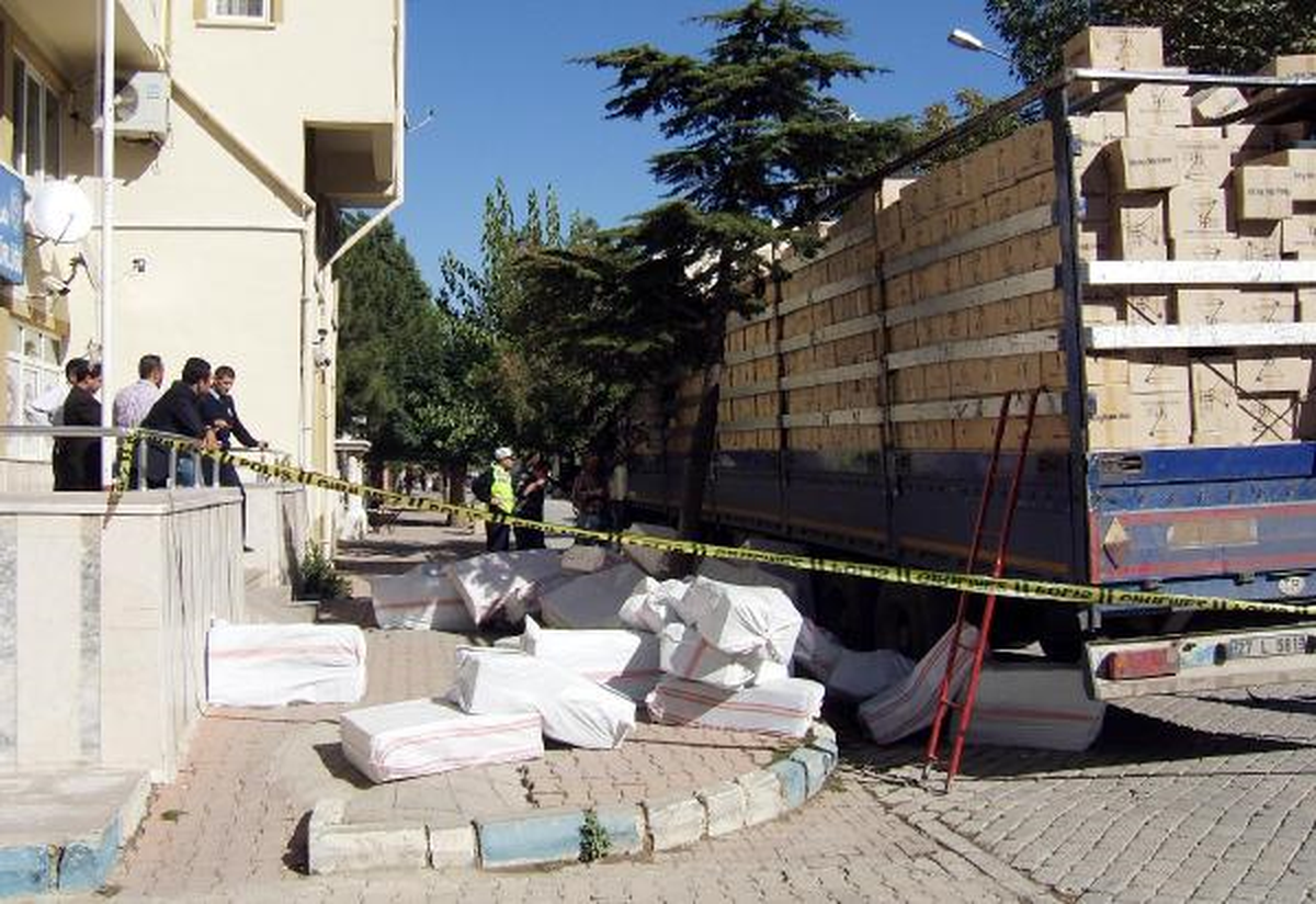 Çay\'da 50 Bin Paket Sigara Ele Geçirildi