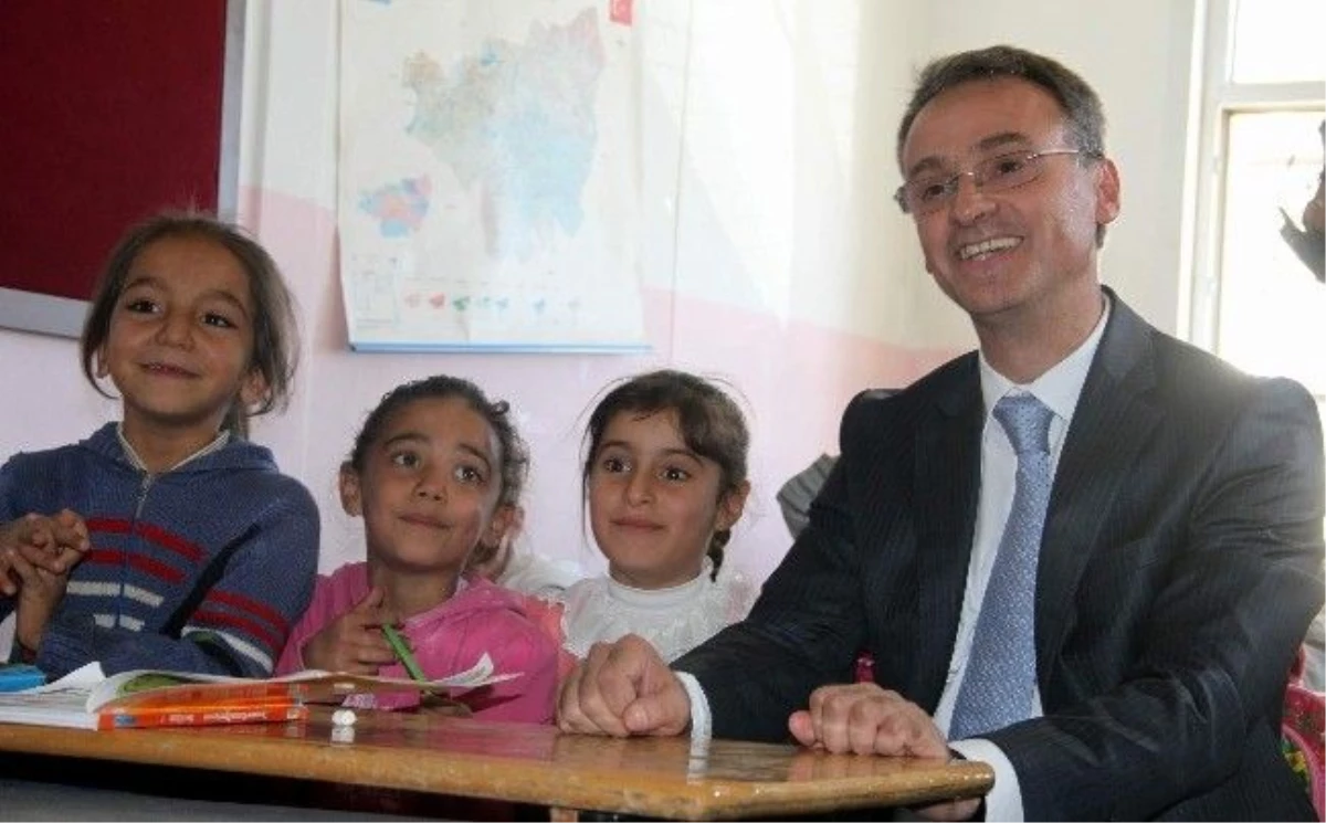 Diyarbakır Emniyet Müdürü, Köy Çocuklarına Hediye Dağıttı
