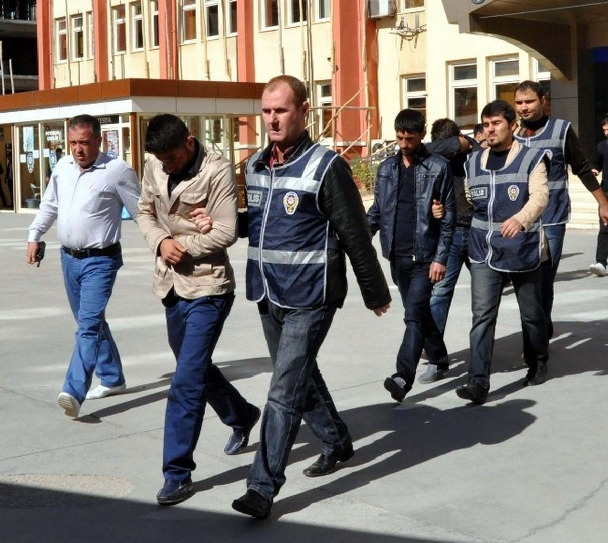 Dolandırıcı Olduğu İddia Edilen 3 Kişi Adliyeye Sevk Edildi