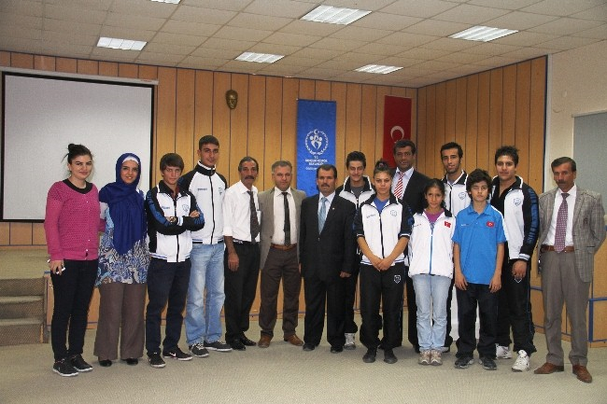 Dünya Şampiyonları Gençlik Hizmetleri ve Spor İl Müdürlüğü\'nü Ziyaret Etti