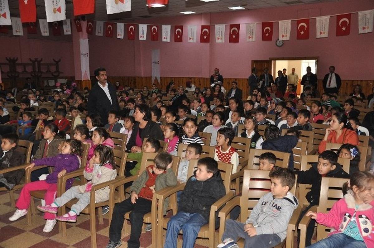 Elbistanlı Çocuklara Tiyatro Gösterisi