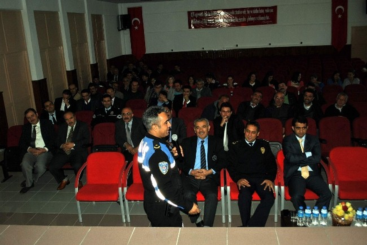 Kırşehir\'de Emniyet Vatandaşları Bilinçlendiriyor