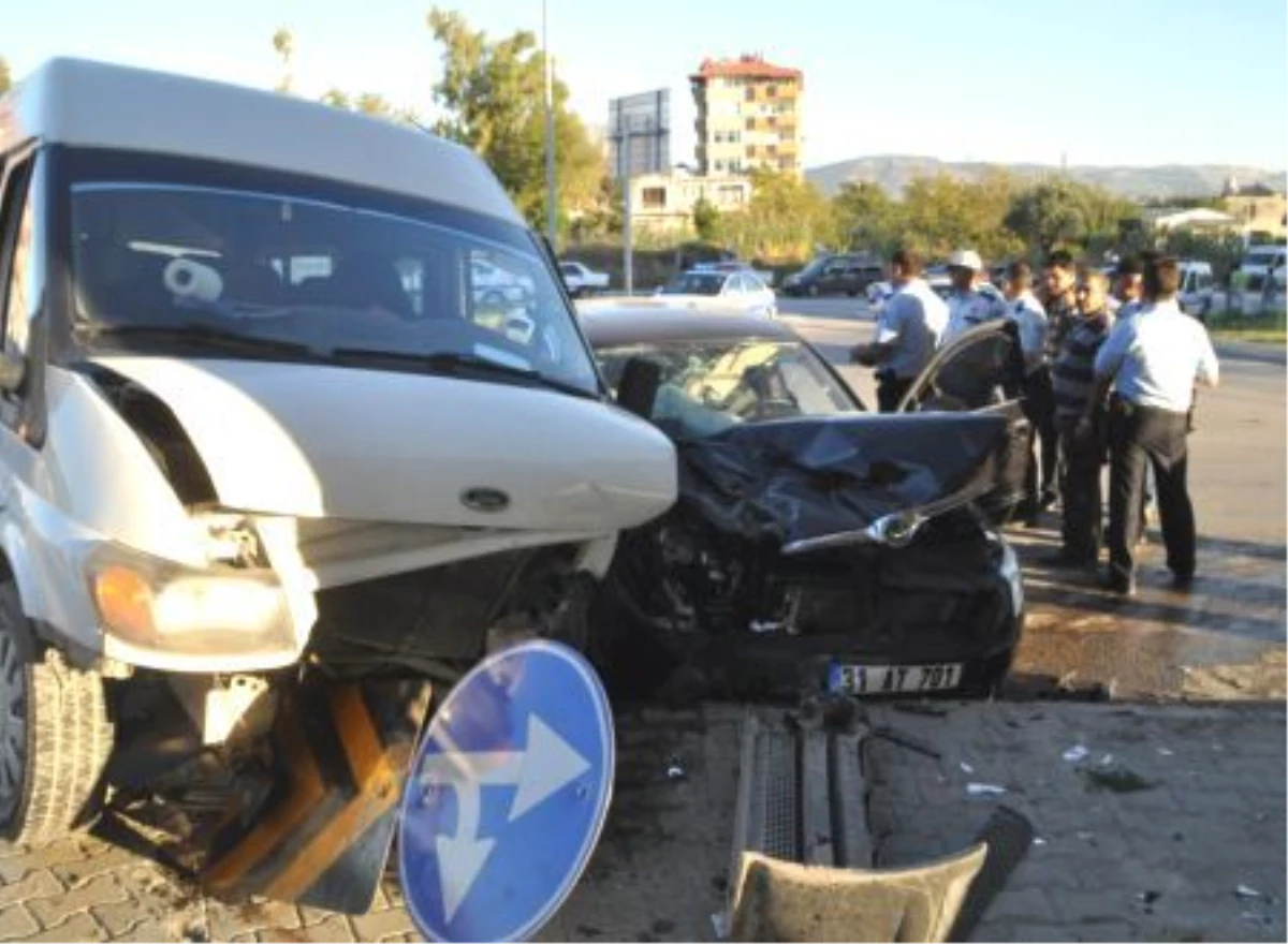 Engelli öğrenci servisi otomobille çarpıştı: 4 yaralı