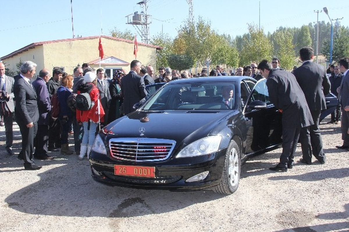 Erzurum\'da İşe Alınan Geçici İşçiler Temizlik Çalışmasına Koyuldu