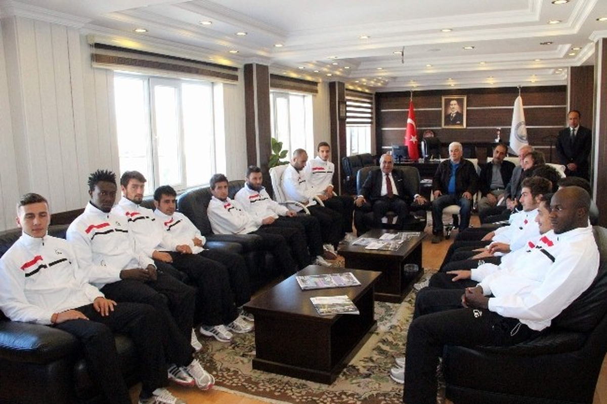 Futbolculardan Başkan Sel\'e Geçmiş Olsun Ziyareti
