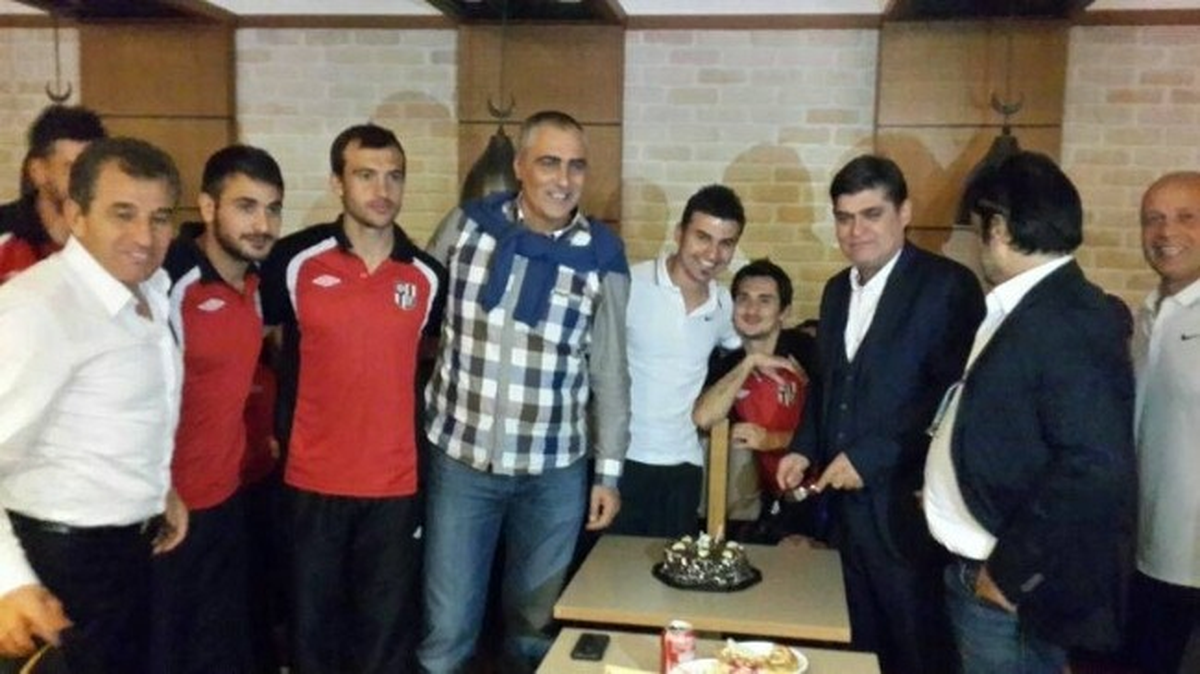 Galibiyetten Sonra Ali Aydın\'a Doğum Günü Sürprizi