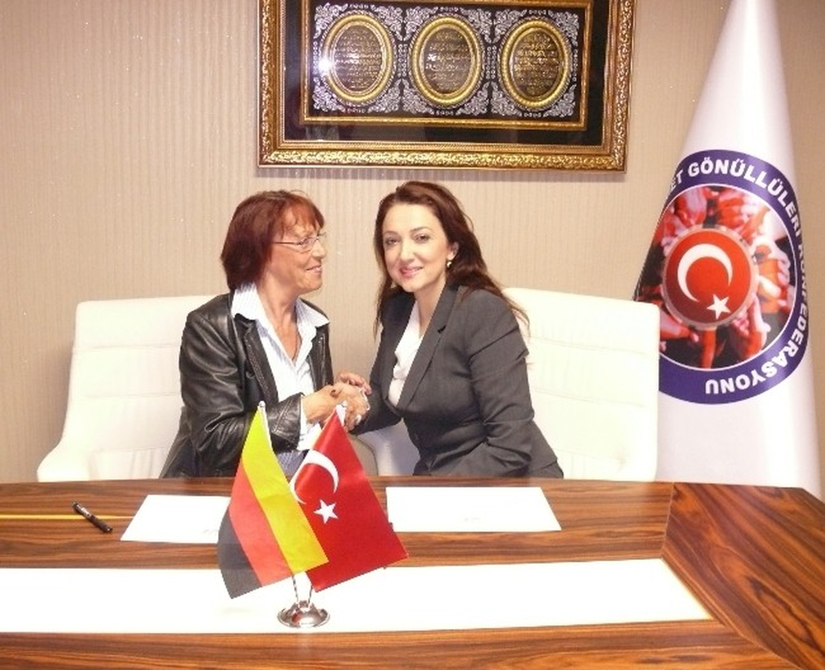 Hizmet Gönüllüleri Konfederasyonu\'ndan Almanya\'daki Türk Kadınlarına Destek Eli