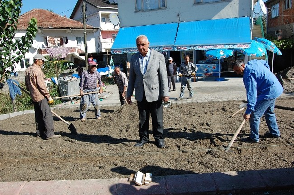 Kayıkçılar Köyü Halkı İmece Usulü Parke Döşüyor