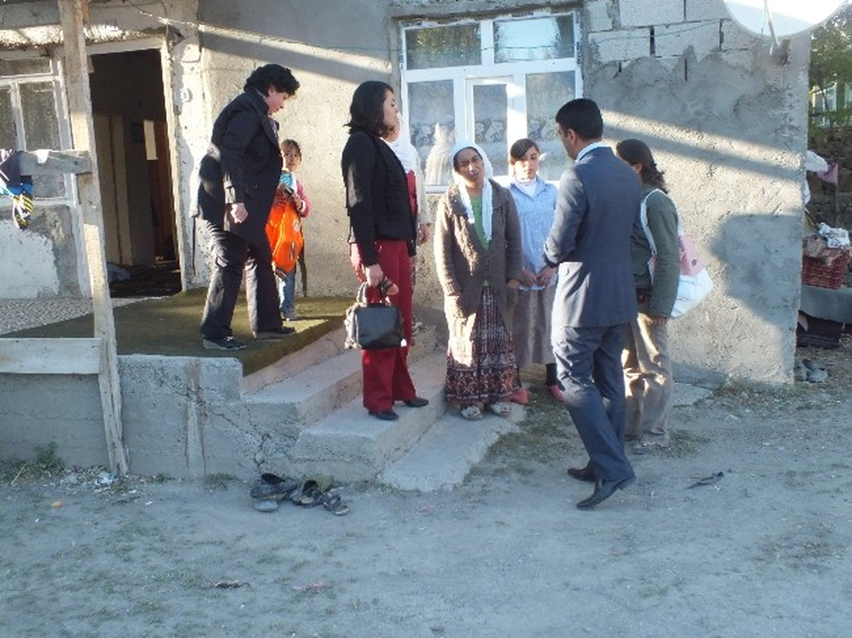 Kaymakam Eşinden Dar Gelirli Aileye Yardım