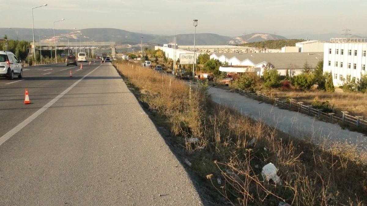 Kaza Yapan Tır Sürücüsü Araçta Sıkıştı