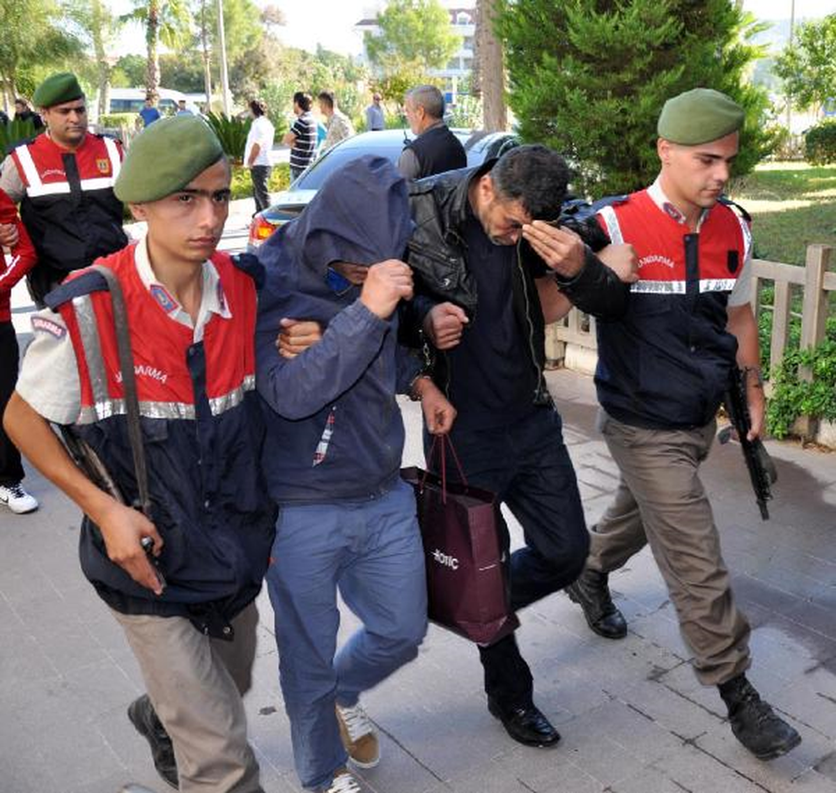 Kemer\'de 17 Uyuşturucu Şüphelisi Adliyeye Sevk Edildi
