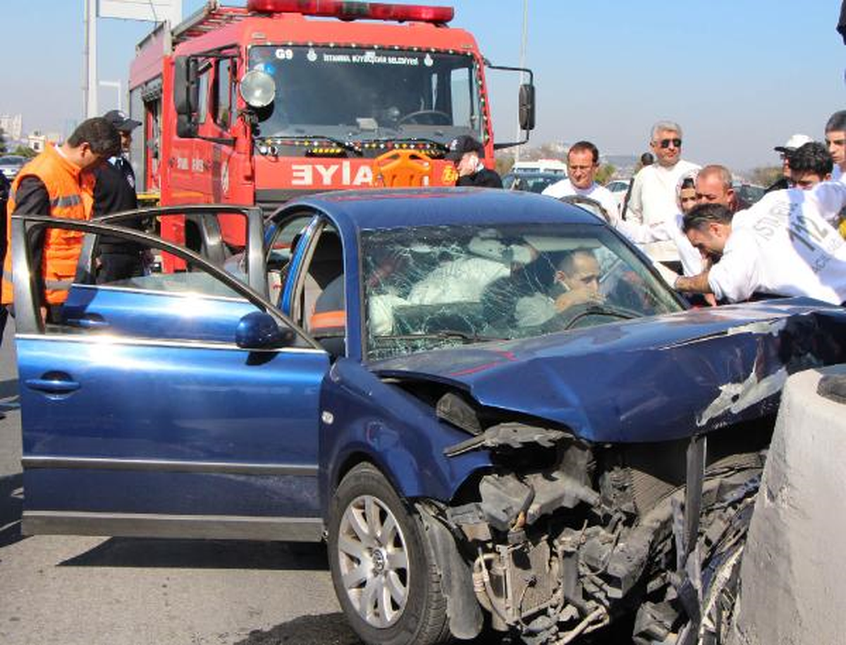 Köprü Girişinde Bariyerlere Çarptı Kendisi, Eşi ve Çocukları Yaralandı