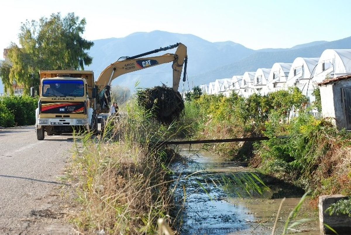 Kumluca\'da Dere ve Kesik Temizleme Çalışmaları Devam Ediyor