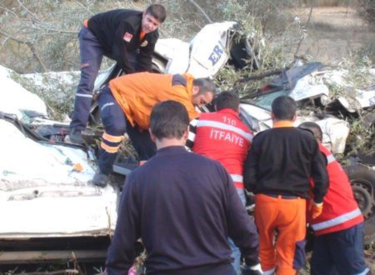 Kütahya\'da Minibüs, Kamyonla Çarpıştı: 8 Ölü, 3 Yaralı (2)