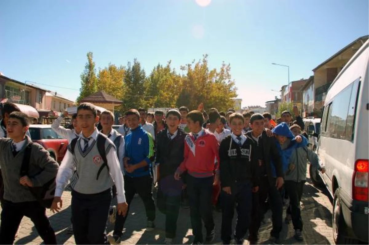 Lise Öğrencilerinden Polis Copuna Protesto