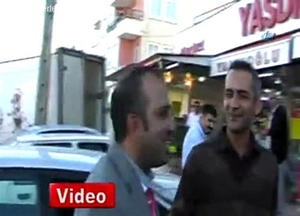 Market Çalışanları Patronlarının Heykelini Dikti