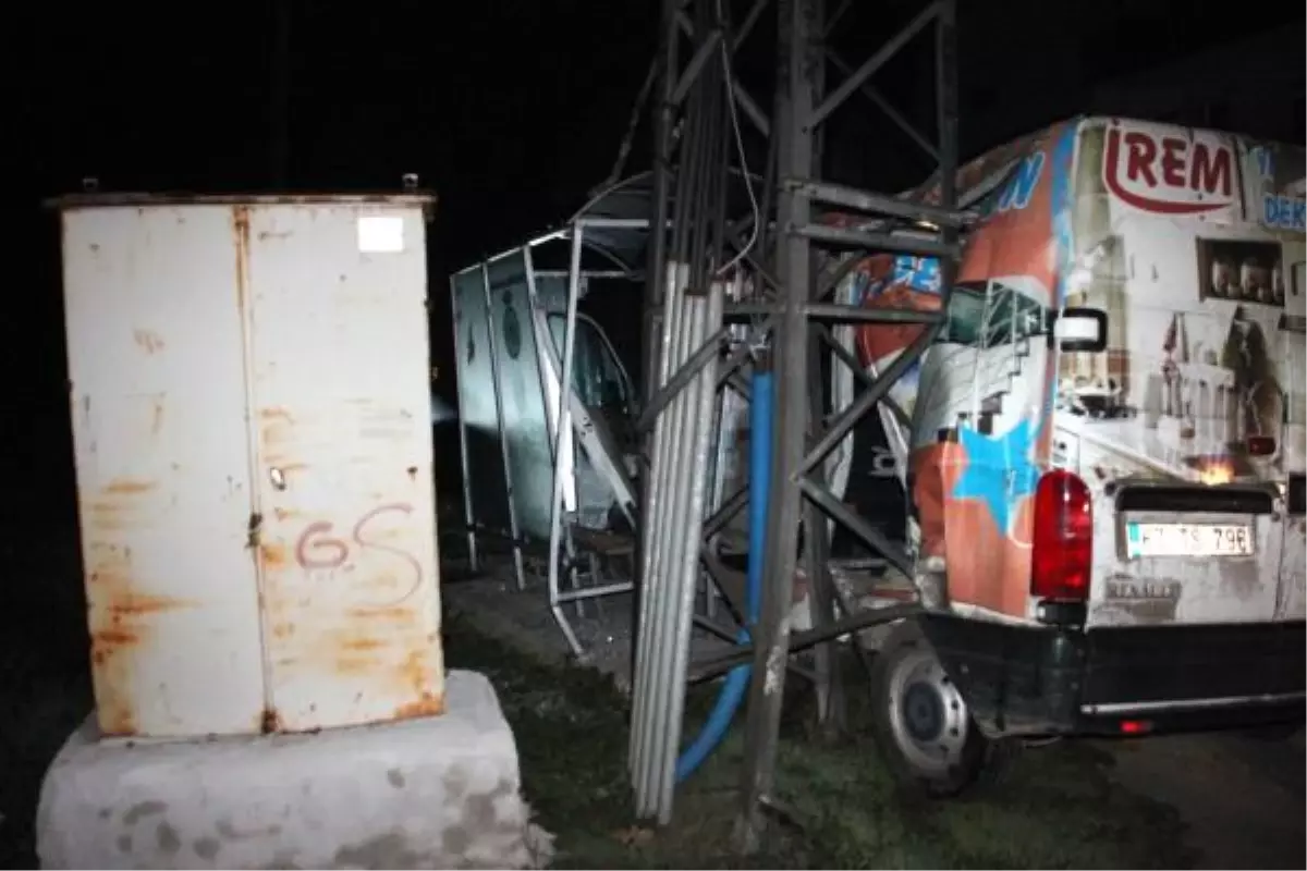 Minibüs, Otomobille Çarpışıp Elektrik Direğine Hasar Verdi