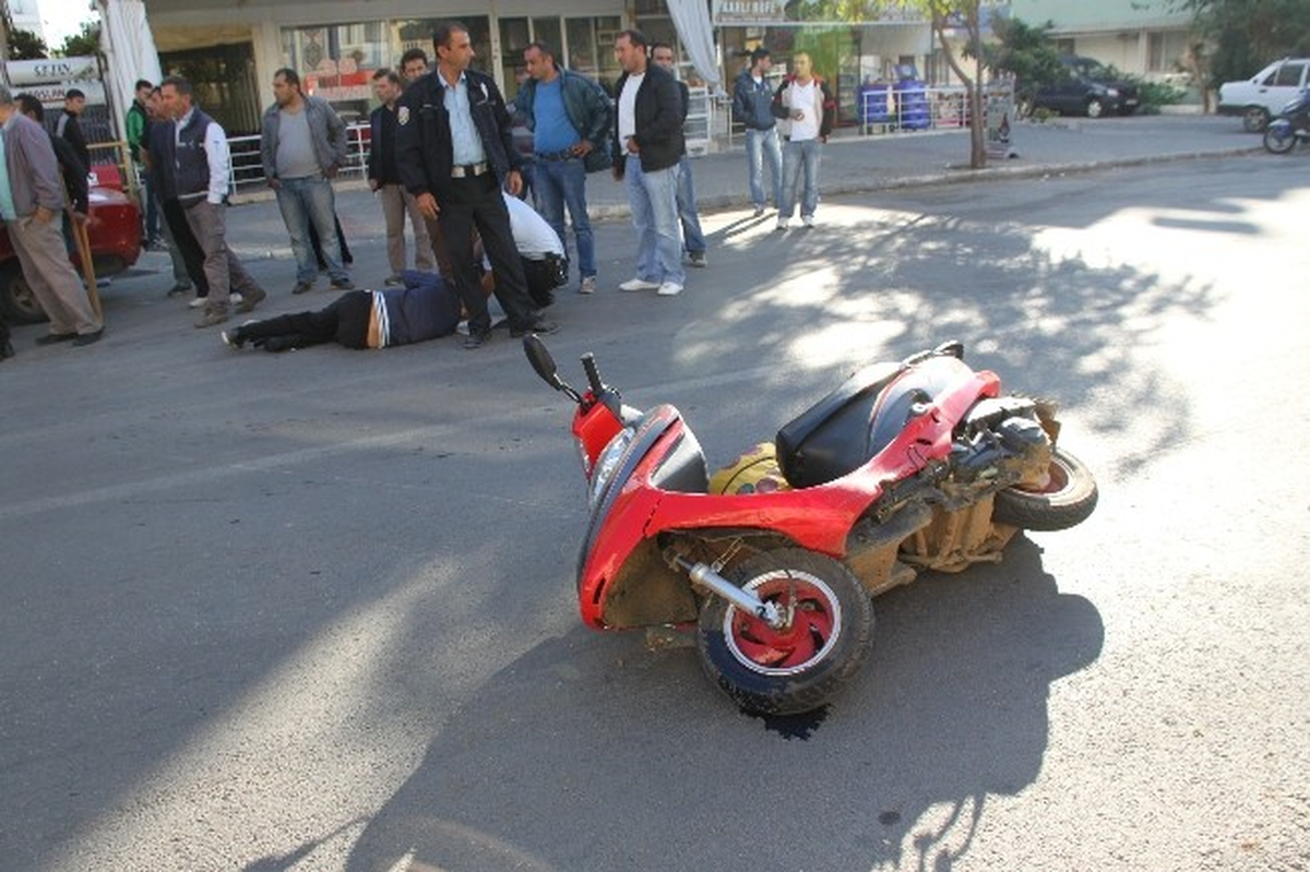 Motosiklet Park Halindeki Araca Çarptı: 1 Yaralı