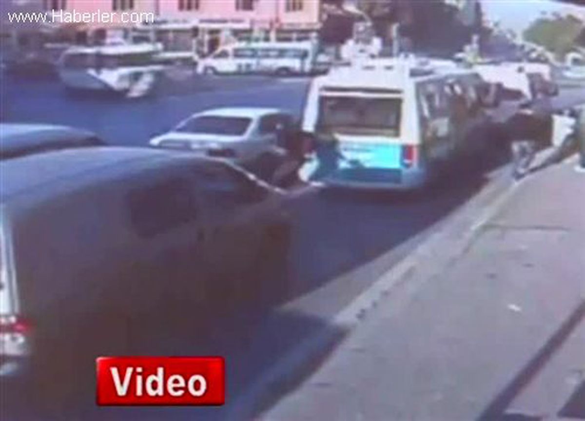 Öğrenci Servisi 4 Araca Çarparak Durabildi