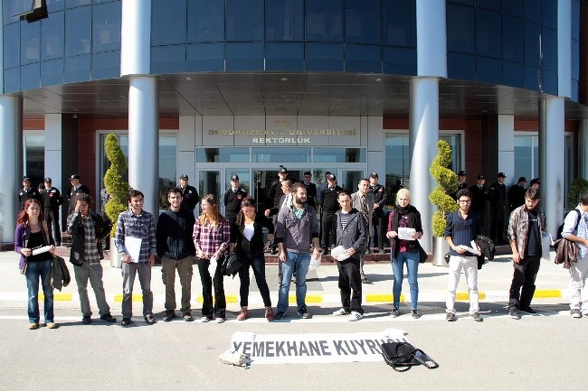 Öğrenciler Yemek Fiyatları İçin Eylem Yaptı