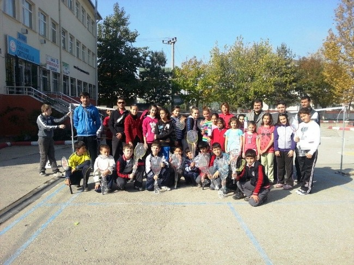 Okullara Badminton Malzemesi Yardımı