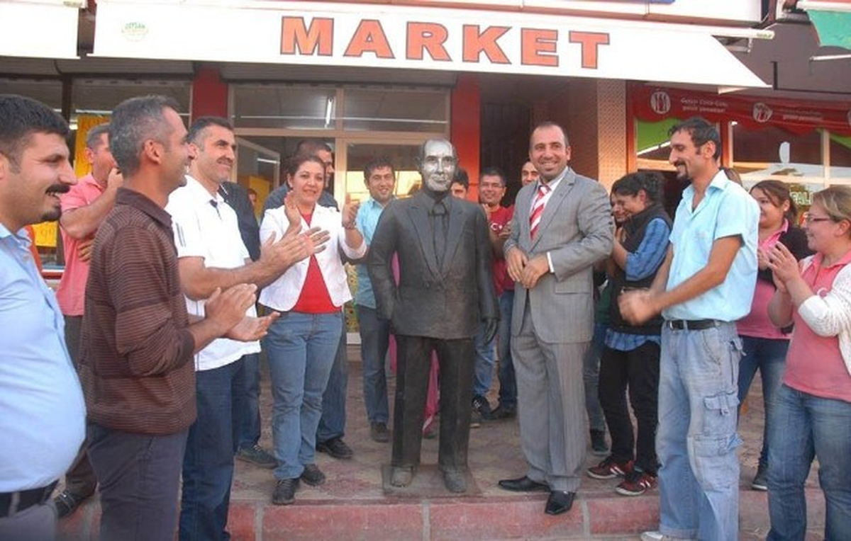 Market Çalışanları Patronlarının Heykelini Dikti