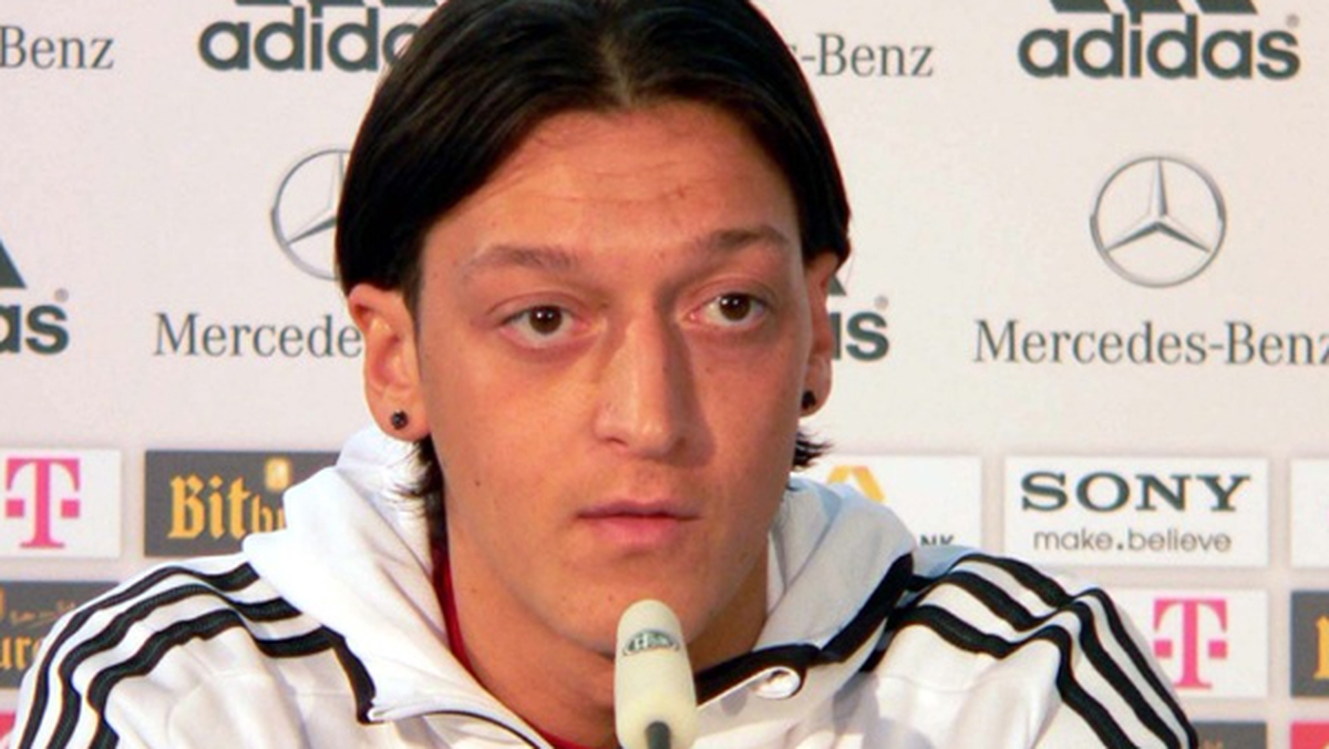 Özil, Basın Toplantısında Konuştu