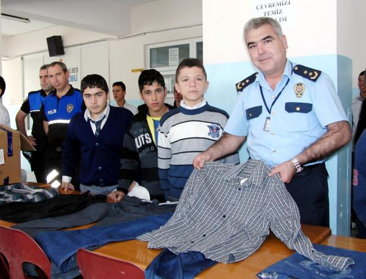 Polisten 2 Bin 300 Öğrenciye Bayram Hediyesi