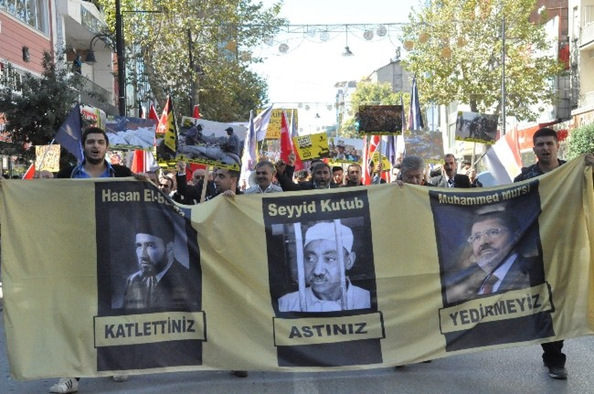 Rabia Platformu, \'Gençler Darbeye Direniyor\' Yürüyüşü Yaptı