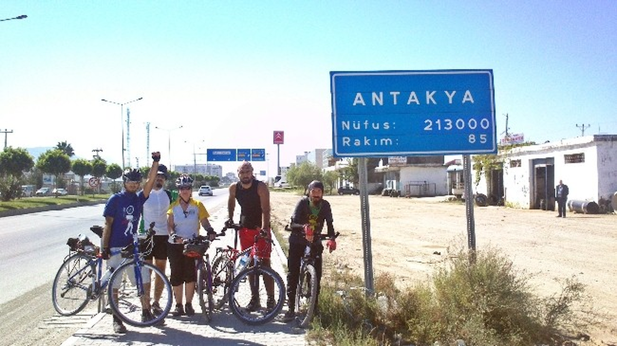 \'Savaşa, Küresel Isınmaya, Çevre Kirliliğine, Nükleere Karşı Bisiklet"