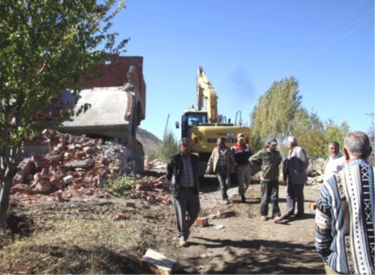 Sivas\'ta ev yıkımı
