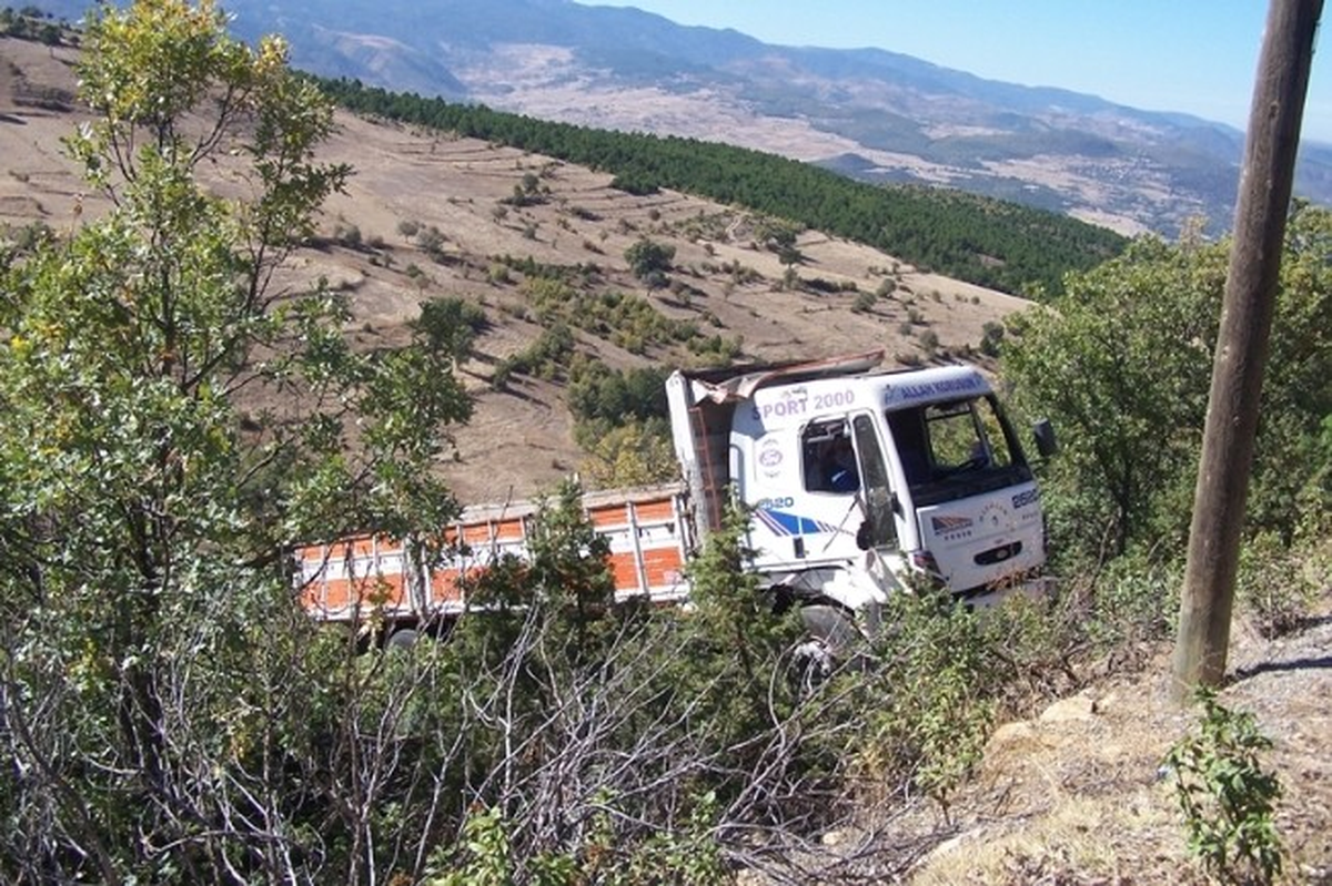 Tosya\'da Kamyon Dereye Uçtu: 1 Ölü, 1 Yaralı