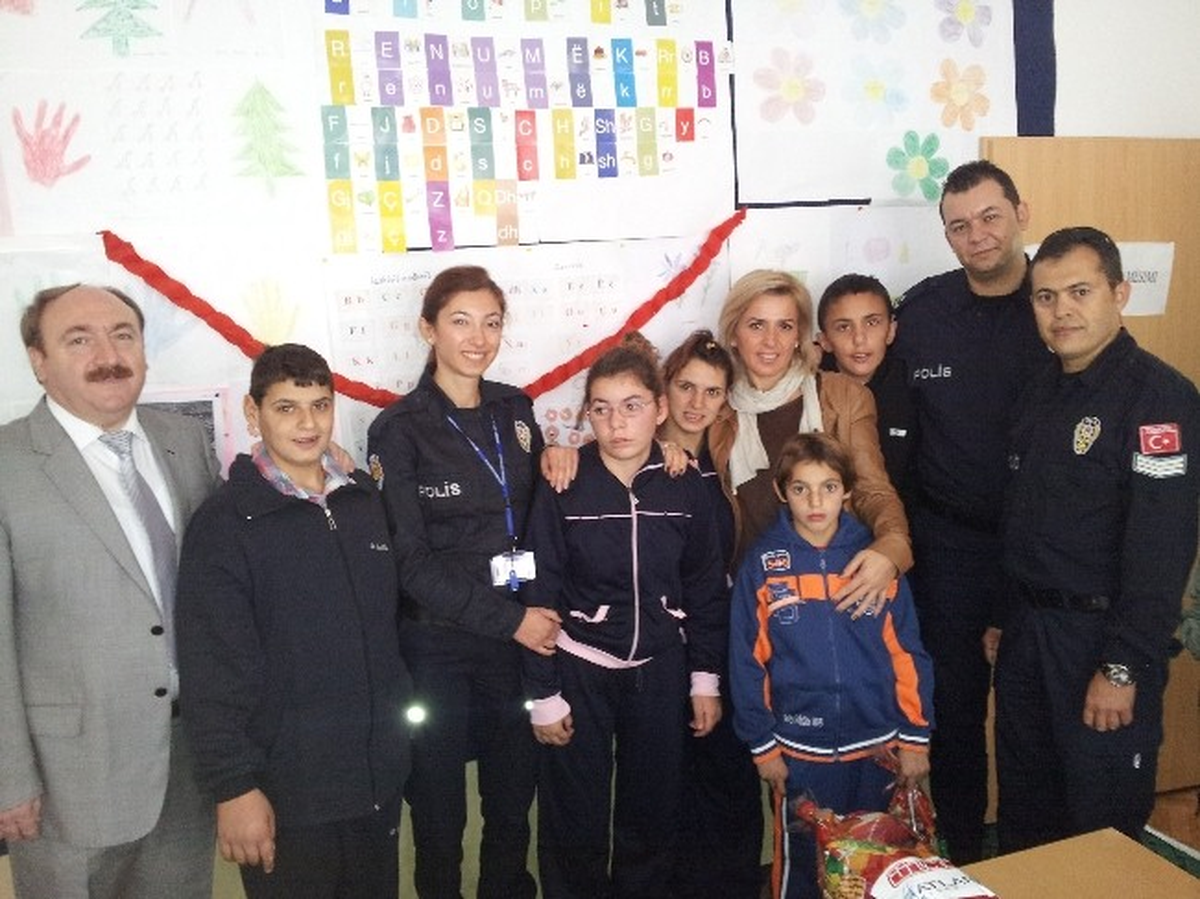 Türk Polisi, Bayram Öncesinde Kosovalı Engelli Çocukları Sevindirdi