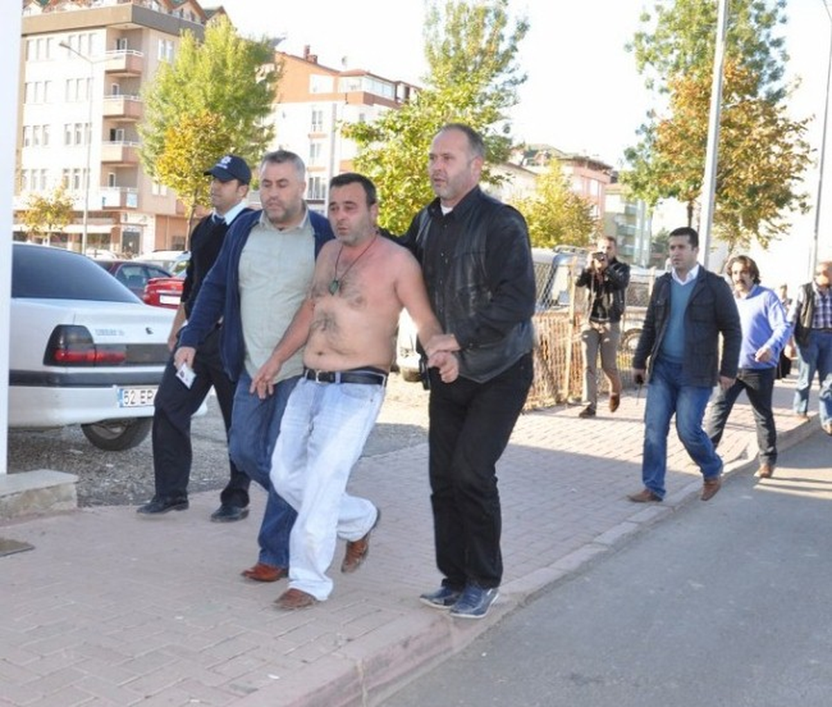 Üzerine Benzin Döküp Kendini Yakmak İstedi
